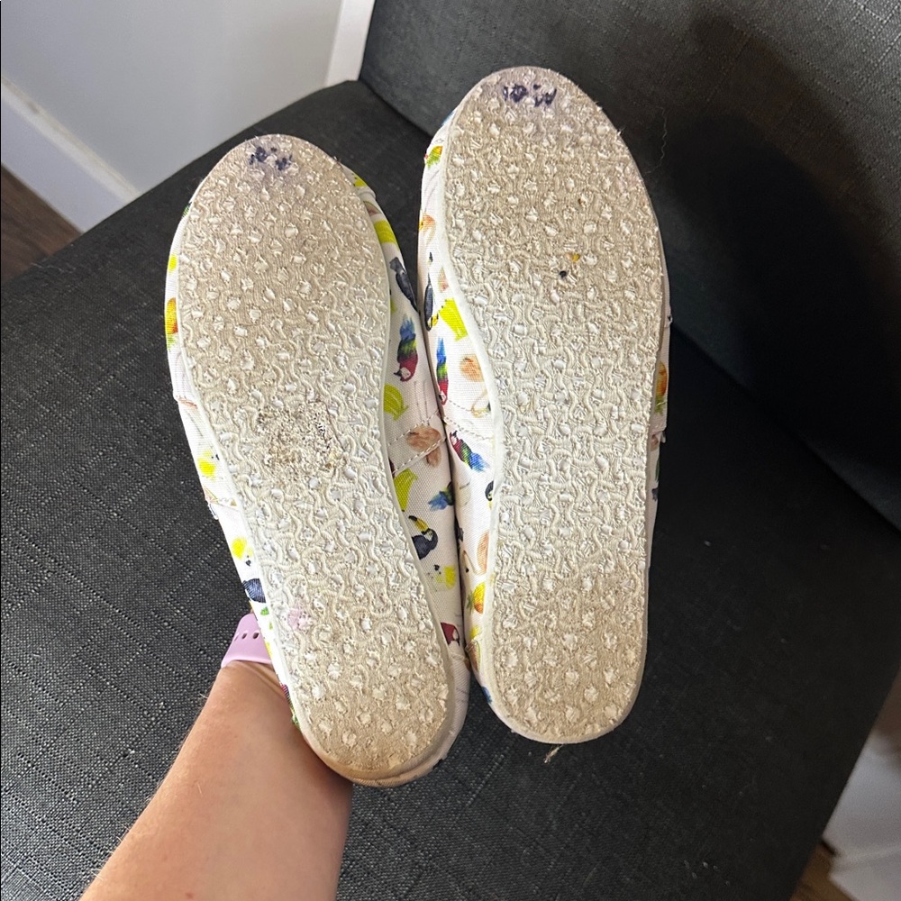 Toms Size 7 White with Colorful Fruit Tropical Print Shoes - Picture 8 of 9